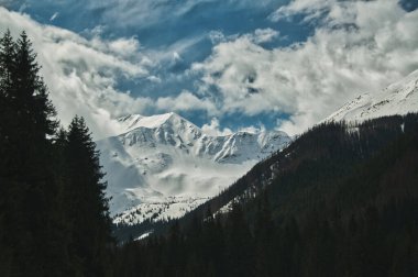 Tatra Dağları 'nda karla kaplı dağ zirveleri