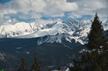 Tatra Dağları 'nda karla kaplı dağ zirveleri