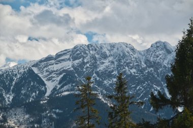 Tatra Dağları 'nda karla kaplı dağ zirveleri