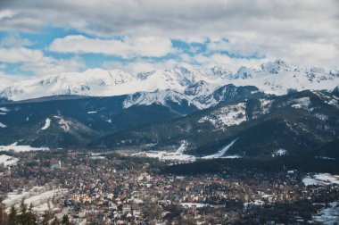 Zakopane kasabasının yukarısındaki Tatras 'ta karla kaplı dağ zirveleri