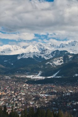 Zakopane kasabasının yukarısındaki Tatras 'ta karla kaplı dağ zirveleri