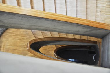 Eliptik şekilli ahşap merdiven, üst manzara.