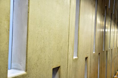 Modern binanın içinde uzun uzun pencereli beton duvar modern mimari.