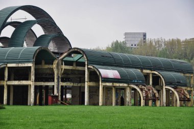 Katowice 'deki bir şehir parkında terk edilmiş eski bir metal yapı.