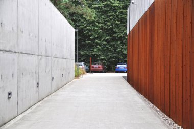 Corten ve betondan yapılmış modern mimari ön cephe duvarları