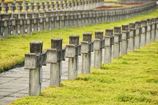 Tarihi mezarlıkta sıra sıra beton haçlar.