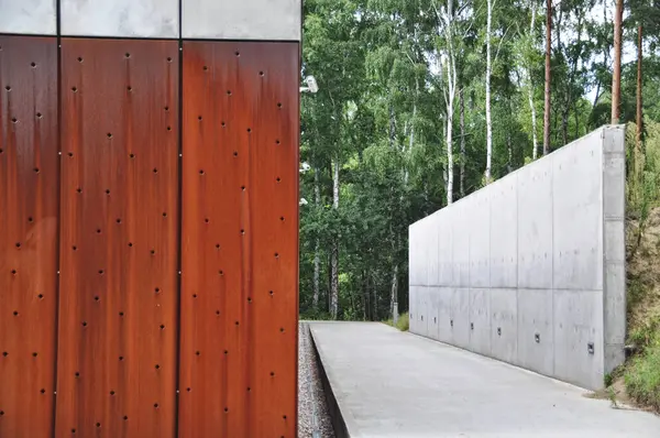 Corten ve betondan yapılmış modern mimari ön cephe duvarları