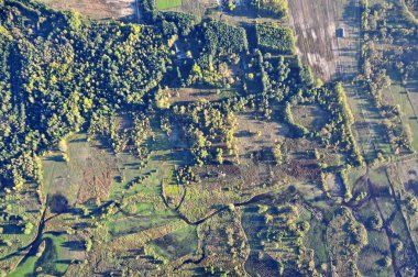 Örülmüş Narew Nehri 'nin tepeden tırnağa İHA görüntüsü
