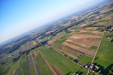 Polonya 'daki geniş tarım arazilerinin ve ufkun insansız hava aracı görüntüsü.