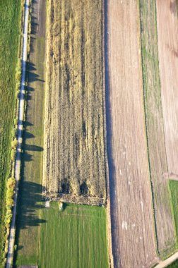 Polonya 'daki geniş yama alanlarının hava görüntüsü; Polonya' nın kırsal ve ekili alanlarının insansız hava aracı görüntüsü