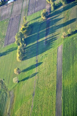 Polonya 'daki geniş yama alanlarının hava görüntüsü; Polonya' nın kırsal ve ekili alanlarının insansız hava aracı görüntüsü