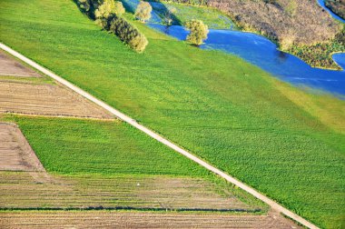 Narew Nehri 'nin kuş bakışı manzarası ve yeşil sulak alanlar. Örülmüş Narew Nehri' nin tepeden aşağı insansız hava aracı görüntüsü.