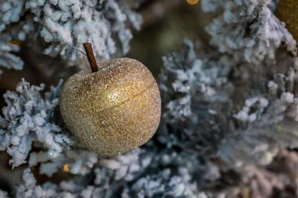Nahaufnahme Einer Weihnachtsdekoration Auf Einem Baum Mit Geringer Schärfentiefe — Stockfoto