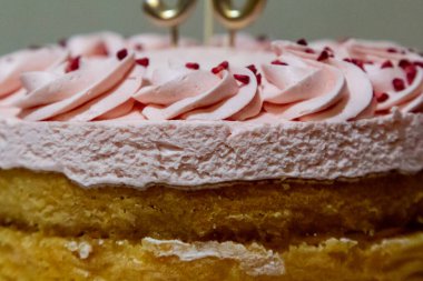 Buzlu sünger keki yakın plan, sığ bir alan derinliği var.