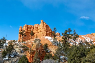 Utah 'taki Red Canyon' da kırmızı kaya oluşumları, mavi gökyüzü üstümüzde.