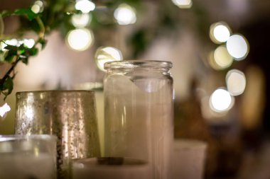 Şömine rafında güzel mumlar, sığ bir tarla derinliğinde.