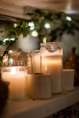 Şömine rafında güzel mumlar, sığ bir tarla derinliğinde.