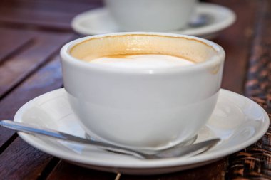 Seçici odaklı bir fincan kahve.