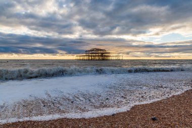 Brighton 'daki Batı İskelesi' nde okyanusa bakıyorum.