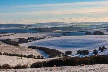 Sussex kırsalında, Çukur İşareti 'ne kar yağan bir yer.