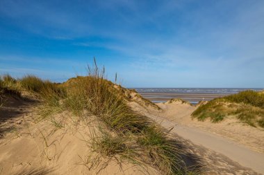 Merseyside kıyısındaki Formby 'deki kum tepeleri ve plajlar