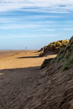 Kum tepeleri ve sahil, Merseyside sahilindeki Formby 'de.