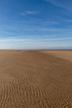 Merseyside 'daki Formby' de dalgaların çekildiği engin kumsala bakıyorum.