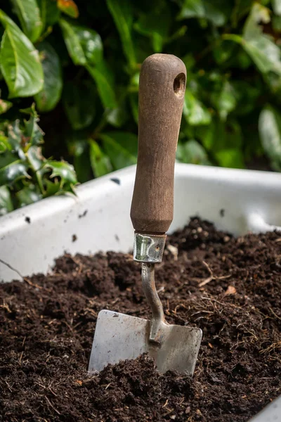 Uma Espátula Uma Pilha Solo Pronto Para Plantio Dia Primavera — Fotografia de Stock