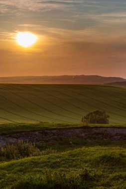 Gün batımında Güney Tepeleri manzarası