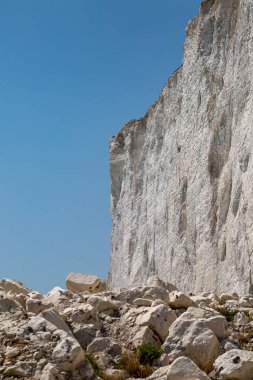 Sussex sahilindeki Beachy Head 'deki tebeşir kayalıkları, güneşli bir yaz gününde.
