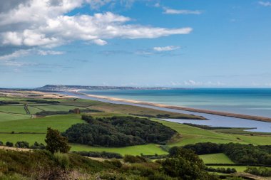 Abbotsbury yakınlarından Dorset kırsalından ve Chesil Sahili 'nden Portland Bill' e doğru bakıyorum.