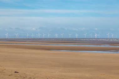 Güneşli bir günde Formby Sahili 'ne bakıyorum.