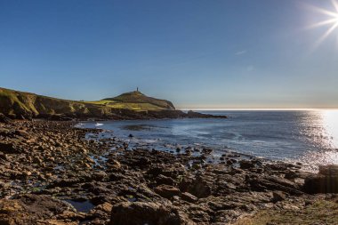 Güneşli bir yaz akşamında Porth Ledden Plajı 'ndan Cape Cornwall' a doğru bakıyorum.