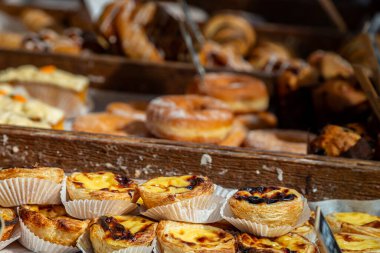 Bir pazar yerinde tart ve diğer kekler ve pastalar, sığ bir alan derinliği ile