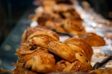 Acı kuru üzüm ve diğer fırınlanmış hamur işleri satılık, sığ bir tarla derinliği var.