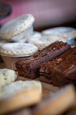 Bir pastanede satılık tatlı ikramları, seçici bir odak ile