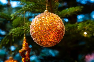 Bir Noel ağacının süs eşyası, sığ bir tarla derinliğinde.