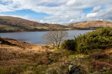 Cumbria 'da güneşli bir nisan gününde Ullswater manzarası