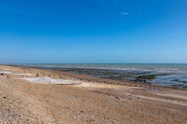 Sussex sahilindeki Pett Level 'de çakıl taşı plajı ve okyanus manzarası.