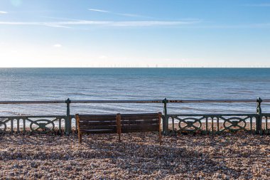 Brighton 'daki gezinti güvertesine çakıl taşlarıyla dolu bir manzara dalgaların ardından kıyıya vurdu.