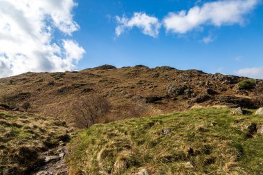 Güneşli bir nisan gününde engebeli bir Cumbrian manzarası