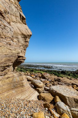 Sussex kıyısındaki Pett katındaki engebeli uçurumlar, açık mavi gökyüzü