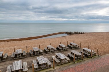 Sussex sahilinde boş yemek masaları, bir kış günü