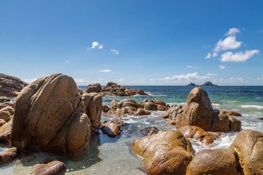 Cornwall 'daki Porth Nanven' daki engebeli sahil, sıcak bir yaz gününde.