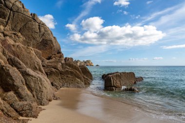Cornish sahilindeki Porthcurno plajında kaya oluşumları
