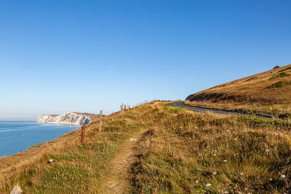 Bir kıyı yolu ve Wight Adası 'nda kıyı yolu. Uzaktaki Freshwater Körfezi' ndeki uçurumlar.