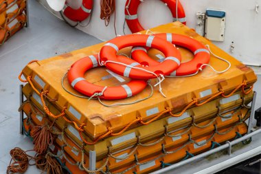 Teknede hayat kurtaran ekipmanlar.