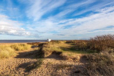 Güneşli bir kış gününde Skegness plajında bir manzara.