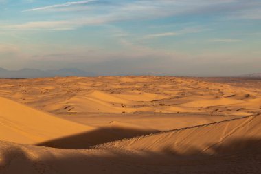 Güneşli bir günde Kaliforniya 'daki Imperial Sand Dunes' un manzarası