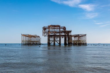 Okyanusa ve Batı İskelesi 'nin kalıntılarına bakıyorum. Sussex kıyısındaki Brighton' a.